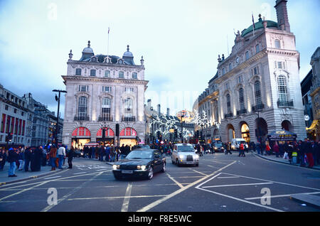 Menschen und Verkehr in Picadilly Circus, berühmten öffentlichen Raum im Londoner West End. London, England, Vereinigtes Königreich Stockfoto