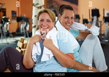 Zwei glückliche Frauen entspannen nach ihrem Fitness-training Stockfoto