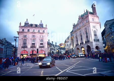 Menschen und Verkehr in Picadilly Circus, berühmten öffentlichen Raum im Londoner West End. London, England, Vereinigtes Königreich Stockfoto