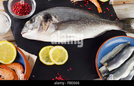 Fisch mit Gewürzen, Salz und Garnelen - gesunde Ernährung. Diät-Konzept. Stockfoto