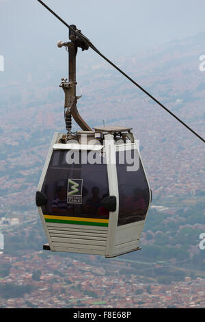 Metro-Kabel und Stadtbild von Medellin in Kolumbien Stockfoto