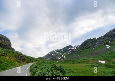 Kurvige Bergstraße zwischen malerischen Felsen Stockfoto