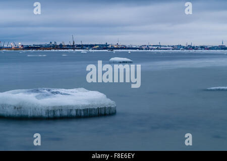 Eisschollen Ostsee, Frachthafen auf Hintergrund Stockfoto