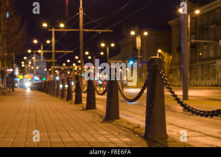 Verschwommenes Bild der Straßenbahnlinie durch die Nacht Stockfoto