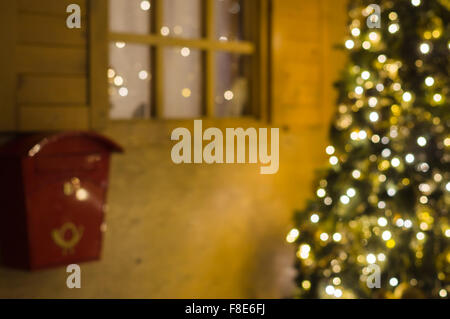 Konzept der Weihnachtsmann Cottage mit Postfach und Weihnachtsbaum, verschwommenes Bild Stockfoto