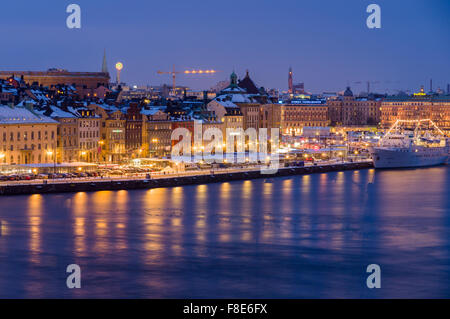 STOCKHOLM, Schweden - 26. Januar 2013: Nacht Winter Stadtbild. Lichtreflexionen auf Eisfläche Malaren-See. Stockfoto