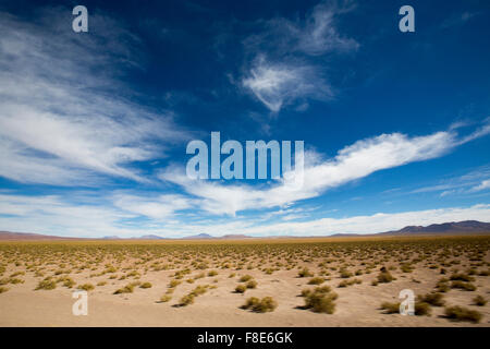 Panorama der Berge und kargen Landschaft vor einem klaren bewölkten blauen Himmel während der Fahrt. Bolivien Stockfoto