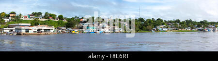 Panorama des Dorfes und der Hafen von Santo Antonio tun Ica mit blauem Himmel, auf dem Amazonas. Brasilien-2015 Stockfoto