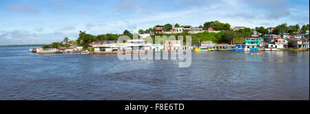 Panorama des Dorfes und der Hafen von Santo Antonio tun Ica mit blauem Himmel, auf dem Amazonas. Brasilien-2015 Stockfoto