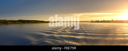 Wunderbare Panorama gelbe Sonnenuntergang auf dem großen Fluss Amazonas. Bundesstaat Amazonas, Brasilien Stockfoto