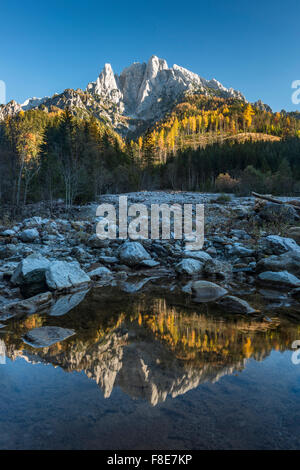 Großer Ödstein spiegelt sich in einem kleinen Teich, Nationalpark Gesäuse, Österreich Stockfoto