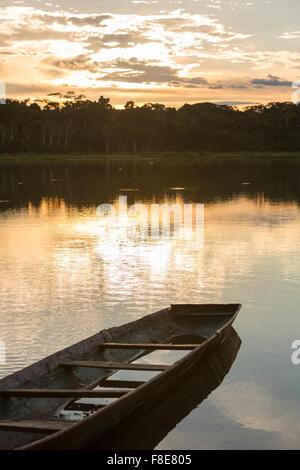 Dramatischen Sonnenuntergang im Amazonas-Regenwald Madidi Nationalpark mit einem See und einem Kanu im Vordergrund. Rurrenabaque. Stockfoto