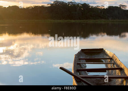 Dramatischen Sonnenuntergang im Amazonas-Regenwald Madidi Nationalpark mit einem See und einem Kanu im Vordergrund. Rurrenabaque. Stockfoto