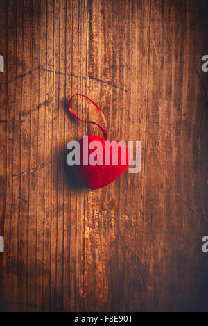 Happy Valentines Day geformte Herz Anhänger an alten Schreibtisch aus Holz Stockfoto