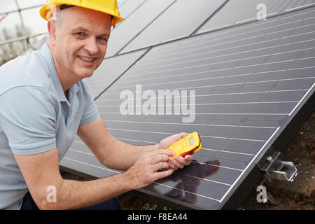 Ingenieur, die Installation von Sonnenkollektoren auf dem Dach des Hauses Stockfoto