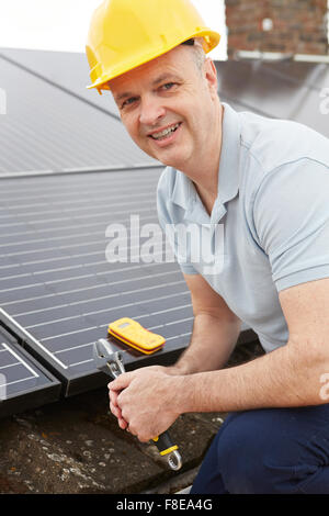 Ingenieur, die Installation von Sonnenkollektoren auf dem Dach des Hauses Stockfoto