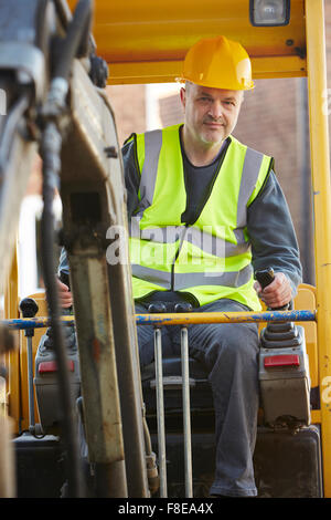 Construction Worker Bagger vor Ort in Betrieb Stockfoto