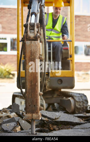 Construction Worker Bagger vor Ort in Betrieb Stockfoto