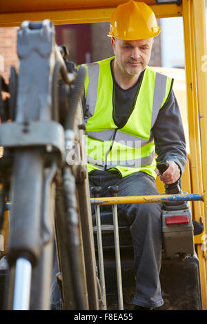 Construction Worker Bagger vor Ort in Betrieb Stockfoto