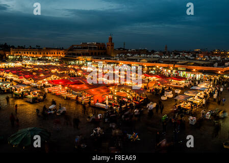 Hell erleuchtet Garküchen am Djemaa el-Fna, Marrakesch, Marokko Stockfoto