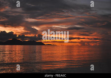 Bunten Wolken am Abenddämmerung über Praslin auf den Seychellen von La Digue aus gesehen Stockfoto