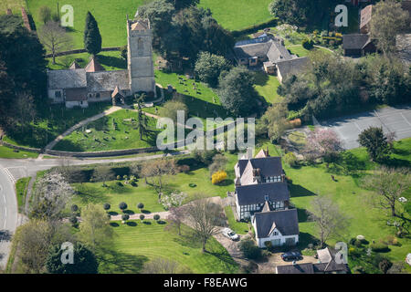 Eine Luftaufnahme der Umgebung von St. Peterskirche in Worcestershire Dorf von kleinen Comberton Stockfoto