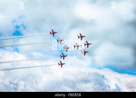 Kunstflugstaffel Red Arrows Durchführung ein Taifun-Viggen Manöver an eine öffentliche Flugschau in England Stockfoto