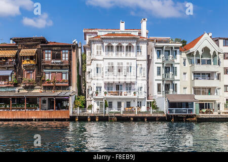 Häuser entlang der Kante des Bosporus, Istanbul, Türkei Stockfoto