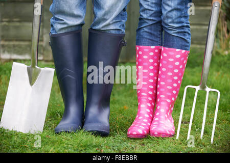 Nahaufnahme von paar Gartenarbeit mit Schaufel und Gabel Stockfoto