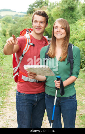 Junges Paar Wandern In der Natur Stockfoto