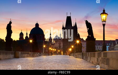 Karlsbrücke vor Sonnenaufgang, Altstadt von Prag, Tschechische Republik, UNESCO Stockfoto