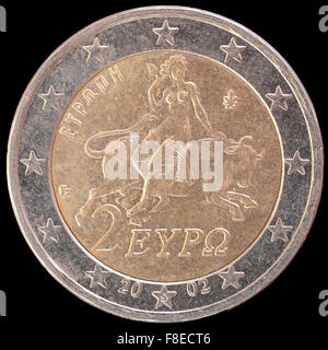 Nationale Seite der zwei-Euro-Münze von Griechenland auf schwarzem Hintergrund isoliert ausgestellt. Das griechische Avers Gesicht zeigt eine Szene aus einem mo Stockfoto