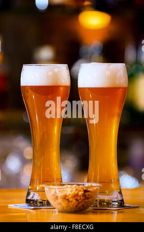 Erdnuss mit zwei Gläsern Bier Stockfoto