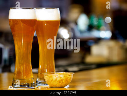 Erdnuss mit zwei Gläsern Bier Stockfoto