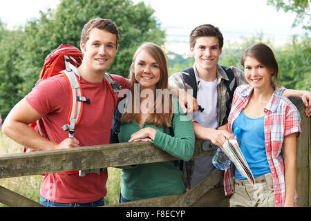 Gruppe junger Freunde Wandern In der Natur Stockfoto