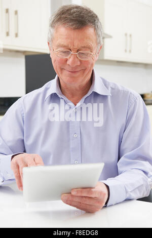 Senior woman mit Digital-Tablette zu Hause Stockfoto