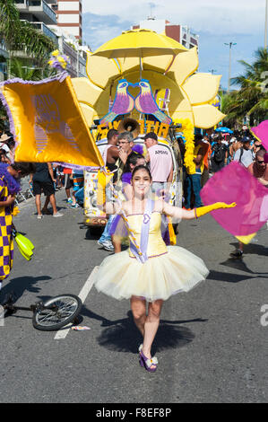 RIO DE JANEIRO, Brasilien - 7. Februar 2015: Street Karneval Fahnenträger, bekannt als die Porta-Bandeira, Tänze bei einer Parade. Stockfoto