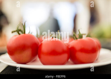 Tomaten auf einem Teller Stockfoto