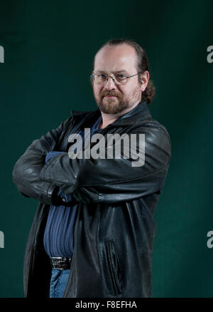 Ein Porträt von Stuart Macbride in Charlotte Square Gardens während The Edinburgh International Book Festival. Stockfoto