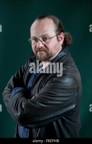 Ein Porträt von Stuart Macbride in Charlotte Square Gardens während The Edinburgh International Book Festival. Stockfoto