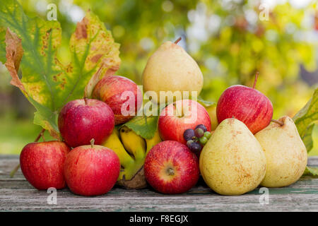 Früchte in Holztisch im Freien im Garten Stockfoto