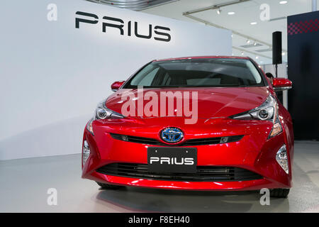 Tokio, Japan. 9. Dezember 2015. Die neue 4. Generation Prius auf dem Display während einer Auftaktveranstaltung des Toyota City Showcase am 9. Dezember 2015, Tokio, Japan. Das Hybrid-Fahrzeug ist das erste Modell, der Toyota neue globale Architektur (TNGA) hilft es um einen Kraftstoffverbrauch von bis zu 40,8 km zu erreichen zu integrieren/l. oben auf den Modellen gehören Toyotas Sicherheit Sinn P-Technologie, die hilft, um Gefahren zu erkennen. Bildnachweis: Aflo Co. Ltd./Alamy Live-Nachrichten Stockfoto