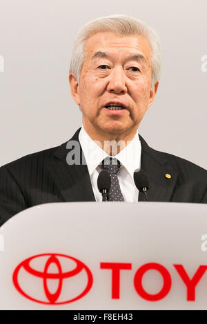 Tokio, Japan. 9. Dezember 2015. Toyotas Executivvizepräsident Mitsuhisa Kato spricht bei einer Auftaktveranstaltung für die neue 4. Generation Prius Toyota City Showcase am 9. Dezember 2015, Tokio, Japan. Das Hybrid-Fahrzeug ist das erste Modell, der Toyota neue globale Architektur (TNGA) hilft es um einen Kraftstoffverbrauch von bis zu 40,8 km zu erreichen zu integrieren/l. oben auf den Modellen gehören Toyotas Sicherheit Sinn P-Technologie, die hilft, um Gefahren zu erkennen. Bildnachweis: Aflo Co. Ltd./Alamy Live-Nachrichten Stockfoto