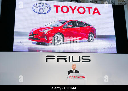 Tokio, Japan. 9. Dezember 2015. Toyotas Executivvizepräsident Mitsuhisa Kato spricht bei einer Auftaktveranstaltung für die neue 4. Generation Prius Toyota City Showcase am 9. Dezember 2015, Tokio, Japan. Das Hybrid-Fahrzeug ist das erste Modell, der Toyota neue globale Architektur (TNGA) hilft es um einen Kraftstoffverbrauch von bis zu 40,8 km zu erreichen zu integrieren/l. oben auf den Modellen gehören Toyotas Sicherheit Sinn P-Technologie, die hilft, um Gefahren zu erkennen. Bildnachweis: Aflo Co. Ltd./Alamy Live-Nachrichten Stockfoto