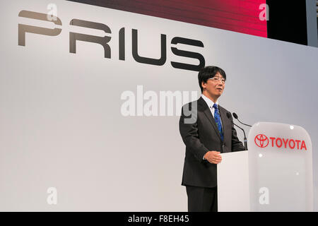 Tokio, Japan. 9. Dezember 2015. Toyota Chefingenieur Koji Toyoshima spricht bei einer Auftaktveranstaltung für die neue 4. Generation Prius Toyota City Showcase am 9. Dezember 2015, Tokio, Japan. Das Hybrid-Fahrzeug ist das erste Modell, der Toyota neue globale Architektur (TNGA) hilft es um einen Kraftstoffverbrauch von bis zu 40,8 km zu erreichen zu integrieren/l. oben auf den Modellen gehören Toyotas Sicherheit Sinn P-Technologie, die hilft, um Gefahren zu erkennen. Bildnachweis: Aflo Co. Ltd./Alamy Live-Nachrichten Stockfoto