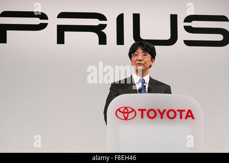 Tokio, Japan. 9. Dezember 2015. Toyota Chefingenieur Koji Toyoshima spricht bei einer Auftaktveranstaltung für die neue 4. Generation Prius Toyota City Showcase am 9. Dezember 2015, Tokio, Japan. Das Hybrid-Fahrzeug ist das erste Modell, der Toyota neue globale Architektur (TNGA) hilft es um einen Kraftstoffverbrauch von bis zu 40,8 km zu erreichen zu integrieren/l. oben auf den Modellen gehören Toyotas Sicherheit Sinn P-Technologie, die hilft, um Gefahren zu erkennen. Bildnachweis: Aflo Co. Ltd./Alamy Live-Nachrichten Stockfoto