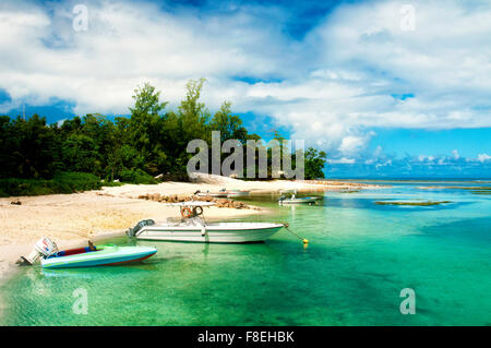Boote in La Passe, La Digue, Seychellen Stockfoto