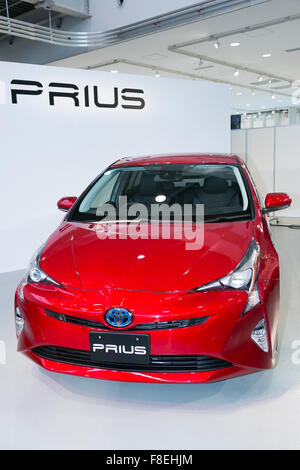 Tokio, Japan. 9. Dezember 2015. Die neue 4. Generation Prius auf dem Display während einer Auftaktveranstaltung des Toyota City Showcase am 9. Dezember 2015, Tokio, Japan. Das Hybrid-Fahrzeug ist das erste Modell, der Toyota neue globale Architektur (TNGA) hilft es um einen Kraftstoffverbrauch von bis zu 40,8 km zu erreichen zu integrieren/l. oben auf den Modellen gehören Toyotas Sicherheit Sinn P-Technologie, die hilft, um Gefahren zu erkennen. Bildnachweis: Aflo Co. Ltd./Alamy Live-Nachrichten Stockfoto