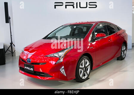 Tokio, Japan. 9. Dezember 2015. Die neue 4. Generation Prius auf dem Display während einer Auftaktveranstaltung des Toyota City Showcase am 9. Dezember 2015, Tokio, Japan. Das Hybrid-Fahrzeug ist das erste Modell, der Toyota neue globale Architektur (TNGA) hilft es um einen Kraftstoffverbrauch von bis zu 40,8 km zu erreichen zu integrieren/l. oben auf den Modellen gehören Toyotas Sicherheit Sinn P-Technologie, die hilft, um Gefahren zu erkennen. Bildnachweis: Aflo Co. Ltd./Alamy Live-Nachrichten Stockfoto