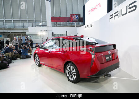 Tokio, Japan. 9. Dezember 2015. Die neue 4. Generation Prius auf dem Display während einer Auftaktveranstaltung des Toyota City Showcase am 9. Dezember 2015, Tokio, Japan. Das Hybrid-Fahrzeug ist das erste Modell, der Toyota neue globale Architektur (TNGA) hilft es um einen Kraftstoffverbrauch von bis zu 40,8 km zu erreichen zu integrieren/l. oben auf den Modellen gehören Toyotas Sicherheit Sinn P-Technologie, die hilft, um Gefahren zu erkennen. Bildnachweis: Aflo Co. Ltd./Alamy Live-Nachrichten Stockfoto